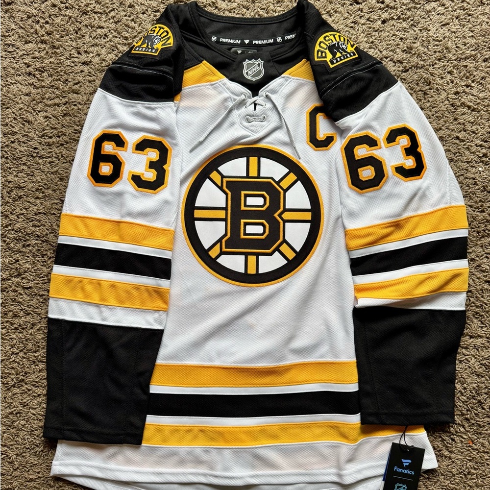 Men’s Boston Bruins Brad Marchand Fanatics White Away Premium Jersey